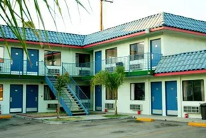 Tiffany Inn Corona - Image 3