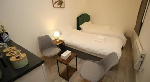 AMD Hotel Modern Comfort in the Heart of Sutton SM1 - Image 2