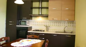 Apartamento con piscina y área privada al aire libre con mesa y sillas.  Cortona (Arezzo) - Image 4