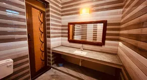 Saro Luxury - sea view - Image 3