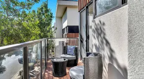 Luxurious Living in St Clair with Spa and Balcony - Image 4