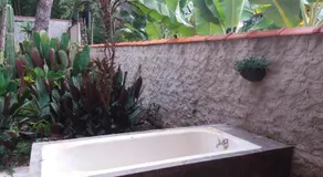 "Chalé Balines Oroboro" 1 - Casa com jardim de 150 m e cozinha completa em Macacos - Image 4