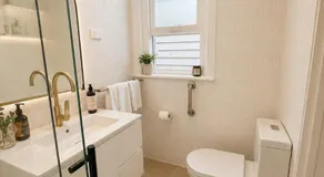 Stylish Period Home near Interchange & Waterfront - Image 2