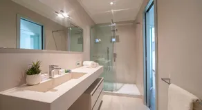 Panorama Lake View Apt + Pool & Beach - Happy Rentals - Image 2