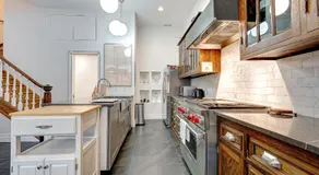Large Condo with Outdoor Deck in Historic Chicago District home - Image 4