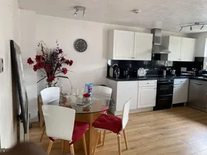 Riverside Townhouse with Private Garden - Image 4