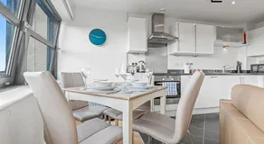 Central Reading, 2 Bedroom Apartment, Secure Parking, Skyline View - Image 2