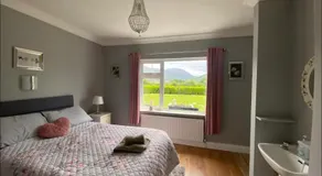 2 Bed Flat - Sleeps 4 - Garden - Parking - Wifi - Image 2