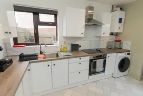 Luxury 5BR, 2BA Stay | Quiet & Free Parking - Image 5