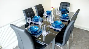 Spacious 5-Bedroom Home - Sleeps 11 & Free Parking - Image 3
