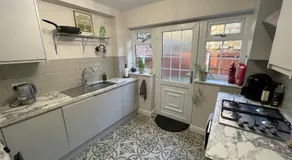 3BR, Sleeps 5, Free Parking, Fast WiFi, Near M62 & Leeds - Image 5