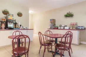 Super 8 by Wyndham St Charles - Image 4