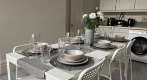 Spacious Flat! Sleeps 7, Pet Friendly and Parking - Image 3