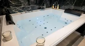 * Love Room jacuzzi * - Image 5