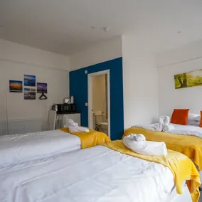 Homesly Guest Rooms, Comfortable En-suite Guest Rooms with Free Parking and Self Check-in - Image 3