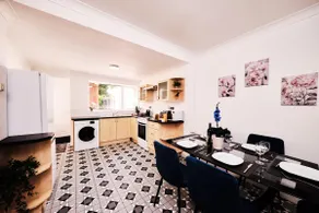 Cassia 3-BR | Sleeps 5 | Great Location & Parking - Image 3