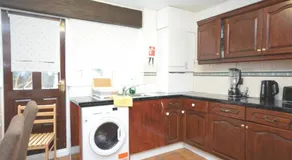 Four Bedroom Townhouse 12 Minutes Walk to Excel Exhibition Centre - Image 2