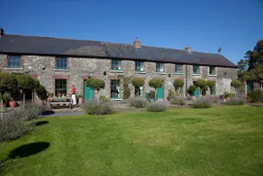 Luxury 18th Century Georgian Stable Yard House - Image 2
