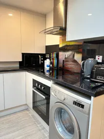 Exquisite 2 Bedroom Independent Property & Parking - Image 3