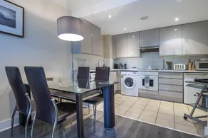 Riverside Apartment - Image 5