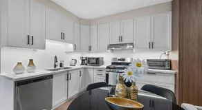 High Park Haven Modern Styled 2B2B in Toronto - Image 4