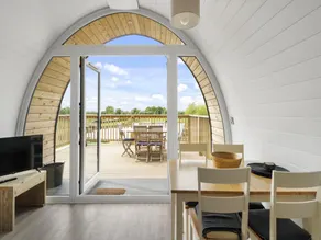 Chalet in Hertford with Lakeview Hot Tub - Image 2