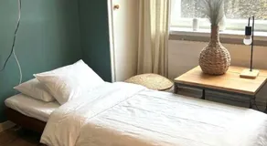Car-Friendly Gem, Quiet Stay with Free Parking - Image 2