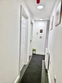 Cosy 3 Bed Apartment Near Birmingham Airport & NEC Perfect for Groups & Contractors! - Image 2