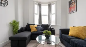 Comfort Meets Style, 4-Bedroom Home with All Essentials, Tottenham, Free Parking, Sleeps 12! Contractor & Group Friendly! - Image 2