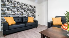 Spacious 5 bedroom House Near Gatwick 2-3 Parking Spaces & WiFi - Image 4