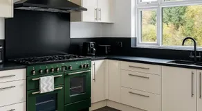Luxury Hale Barnes, Driveway, Garden, 5 Mins from Airport - Image 3