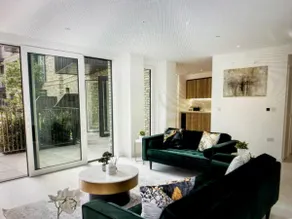 Luxury, Spacious, king size beds with parking, - Image 2
