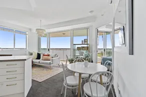 Bright 2 Bed Apartment with Ocean Views - Image 3