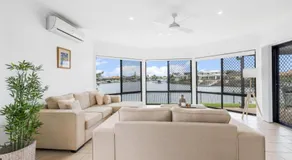 Tranquil Canal Front Holiday House - Image 3