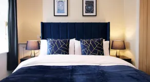 Queens Haven by Prime Stays - Luxury 4 Bedroom Home - All Ensuite & Games Room - Image 2