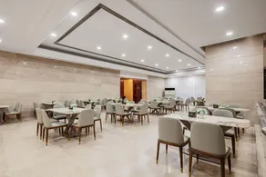 Howard Johnson Park Plaza Hotel (Jingshan Railway Station Inn) - Image 2