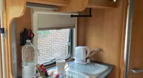 Cosy Motorhome Escape in Surrey - Image 4