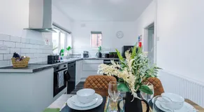 Acacia Lodge - Beautiful & Modern 3BR Stay with Free Parking - Ideal for Business & Leisure Stay by Parydise Properties - Image 4