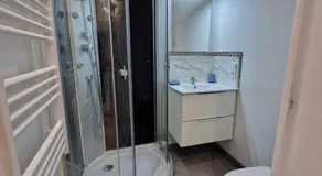07 - Joli studio tout équipé avec un lit double, vue sur jardin, parking privatif gratuit, grand fourgon possible, tout le linge de maison est fourni - Image 2