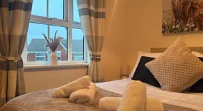 Ivy House - 3-Bed, Sleeps 4, Parking, WiFi, Contractors - Image 2