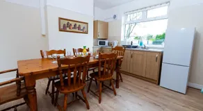 Spacious 2BR Home with Free Parking - Image 2