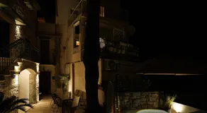 Iron Gates Apartments - Image 4