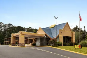 Super 8 by Wyndham Macon GA - Image 4