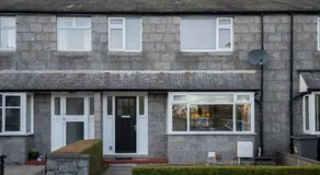 Large-2 Bed House-Free Parking - Image 4