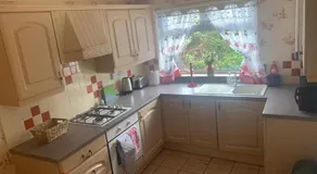 OakHouse- Entire 3 Bedroom Terrace House with Free Parking - Image 5