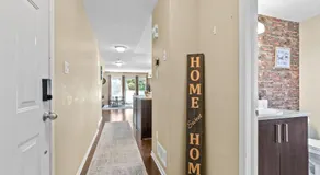 SimplyLovely Modern Condo Near Downtown Ottawa with Free Parking and Patio - Image 4
