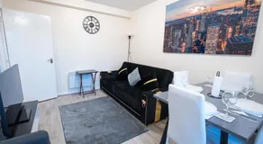 Cosy 2 BR Apt, DLR, London City Airport & ExCeL - Image 3