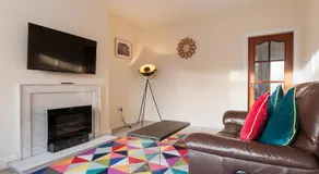 2 Bed Property, sleeps 5, free parking, near city centre - Image 2