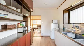 Dogs and cats allowed, natural grass dog run, parking for 4 cars, quiet bungalow - Image 3