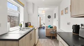 Cozy Self-Contained Suite with Own Entrance - Image 3